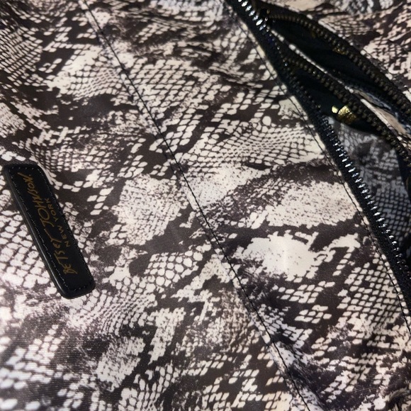 Betsy Johnson - New York Backpack - Picture 6 of 7